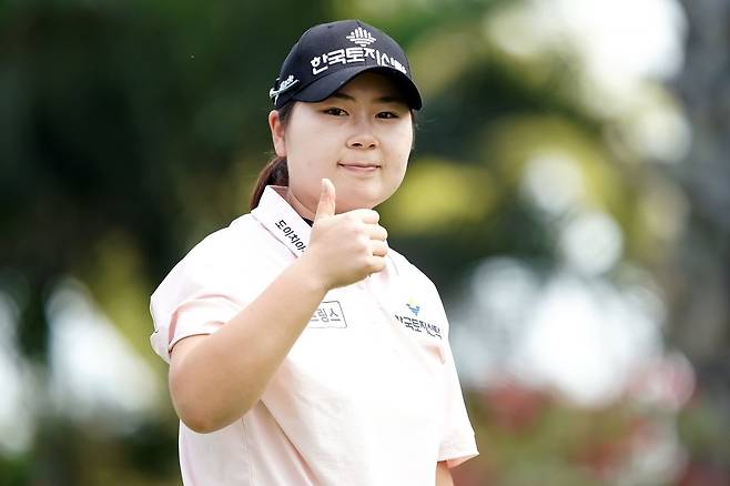 지난 12일 태국 촌부리 아마타 스프링CC에서 개막한 리쥬란 챔피언십에 출전한 홍정민이 선전을 다짐하며 엄지척을 해보이고 있다. KLPGA