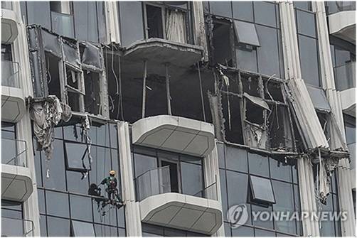 두바이 크리크 하버의 고층 건물이 드론 공격을 받아 피해를 입은 모습. 2026. 3. 12 / 사진 = AFP 연합뉴스