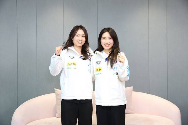 서로에 대한 남다른 존경심을 드러낸 한국 쇼트트랙의 간판 최민정(왼쪽)과 김길리가 함께 포즈를 취하고 있다. KB금융그룹