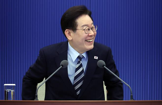 이재명 대통령이 지난 12일 청와대에서 열린 수석보좌관회의에서 발언하고 있다.