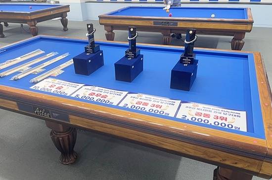 입상자를 기다리는 대회 트로피. (사진=충남당구연맹)