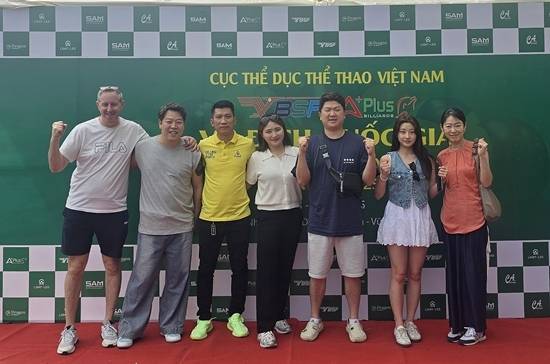 붕따우 시내 당구경기장에서 포즈를 취하고 있는 SK렌터카 선수단. (사진= SK렌터카 제공)