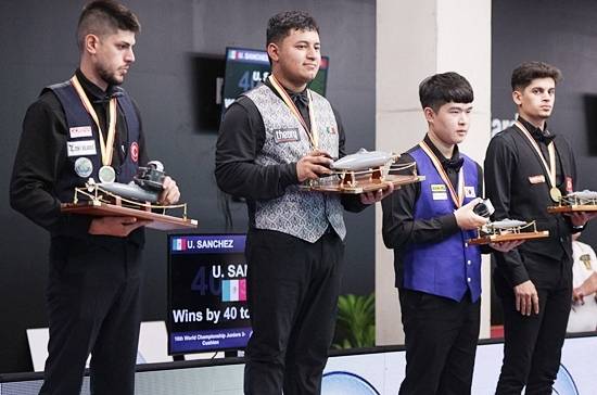 제16회 세계주니어3쿠션선수권 입상자. (왼쪽부터) 준우승 오즈바시, 우승 산체스, 공동3위 김도현, 체르케즈. (사진=SOOP)