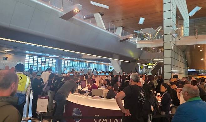 2월 28일 오후 5시, 전쟁으로 영공이 막힌 카타르 도하 하마드 공항 곳곳엔 발이 묶인 환승객들이 하루 눈을 붙일 수 있는 호텔 바우처를 받기 위해 줄을 섰다. 공항 곳곳에 있는 카타르 항공 카운터에 수백명이 줄을 섰다. [이소연 기자]