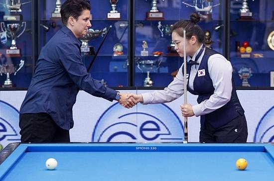 결승전 시작에 앞서 악수하고 있는 클롬펜하우어와 김하은. (사진=SOOP)