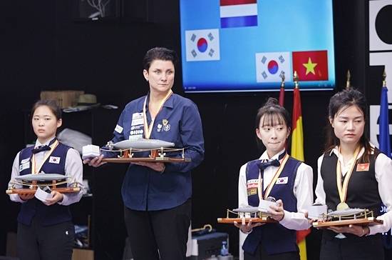 시상대에 선 입상자들. (왼쪽부터) 준우승 김하은, 우승 클롬펜하우어, 공동3위 최봄이 응우옌티리엔. (사진=SOOP)