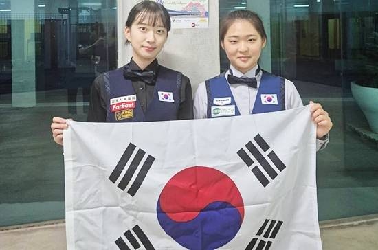 국내 랭킹 1, 2위 김하은과 최봄이가 세계여자3쿠션선수권 8강을 통과, 25일 밤 8시 결승진출을 놓고 격돌한다. 8강전을 마친 후 최봄이(왼족)와 김하은이 대회장 앞에서 태극기를 들고 기념촬영하고 있다. (사진=대한당구연맹)