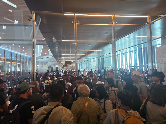 지난 28일 이란 공습으로 카타르 하마드 국제공항이 멈춰서면서 수많은 이용객들이 공항에서 발길이 묶였다. [도하 이소연 기자]