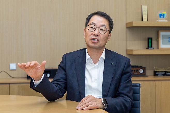 김영기 HD현대일렉트릭 사장이 매일경제와 인터뷰에서 "다양한 제품 포트폴리오, 업계 최고의 납기 준수율, 서비스로 차별화된 경쟁력을 선보이겠다"고 밝혔다.  HD현대일렉트릭