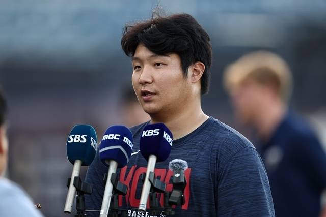 한국야구대표팀 문보경이 11일(현지시간) 미국 플로리다주 마이애미 FIU 베이스볼 스타디움에서 열린 훈련에서 취재진과 인터뷰를 하고 있다. 사진=연합뉴스