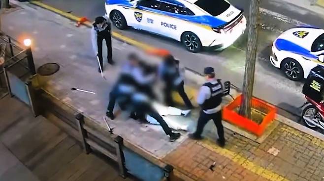 경찰관들이 테이저건과 삼단봉으로 A씨를 제압하는 모습. /사진제공=경기남부경찰청