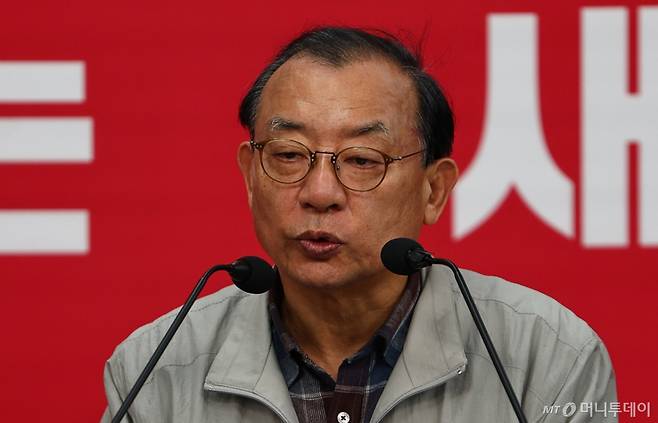 [서울=뉴시스] 김명년 기자 = 이정현 국민의힘 공천관리위원장이 12일 서울 여의도 중앙당사에서 "경북지사 후보 선출 위해 2단계 압축경선을 도입한다"고 밝히고 있다. 2026.03.12. kmn@newsis.com /사진=김명년