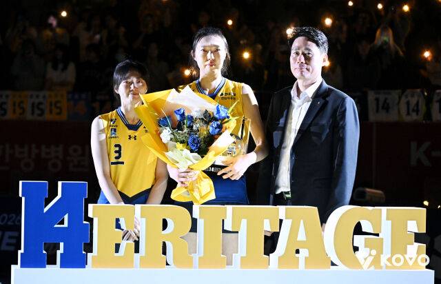 현대건설 김다인과 양효진, 강성형 감독./KOVO