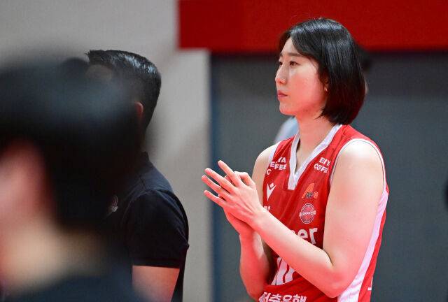 부상으로 경기를 뛰지 못하는 박정아가 웝업존에서 응원하고 있다 / 한국배구연맹(KOVO)
