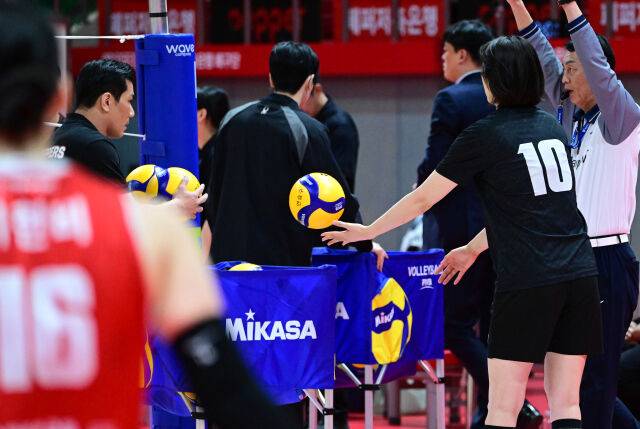 부상으로 경기를 뛰지 못하는 박정아가 경기 전 연습공을 정리하고 있다 / 한국배구연맹(KOVO)