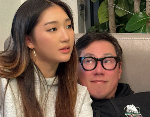 가수 윤종신이 따뜻한 시선으로 딸 라임 양을 바라보고 있다. /윤종신 소셜미디어