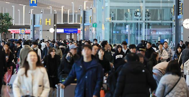 삼일절을 포함한 연휴가 시작된 27일 인천국제공항 출국장이 해외로 나가려는 여행객 등으로 붐비고 있다. [연합]