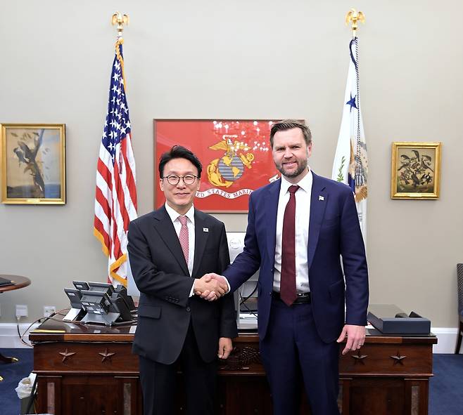 김민석(왼쪽) 국무총리와 JD 밴스 미국 부통령이 12일(현지시간) 워싱턴DC의 백악관에서 만나 악수하고 있다.  [국무총리실 제공]