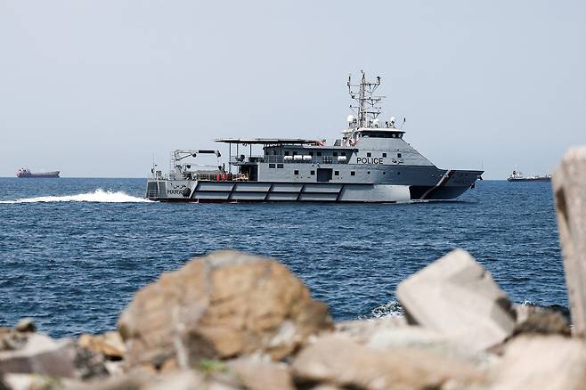 오만 무스카트에서 12일(현지시간) 오만 왕립 해안경비대 순찰정이 호르무즈 해협을 순찰하고 있다. 사진은 기사 내용과 직접적인 관련 없음. [로이터]