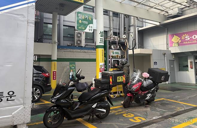 정부가 석유 최고가격제를 시행한 13일 오전 서울 중구의 한 주유소 모습. 화물차량과 배달 오토바이 운전자들이 주유하고 있다. 정주원 기자