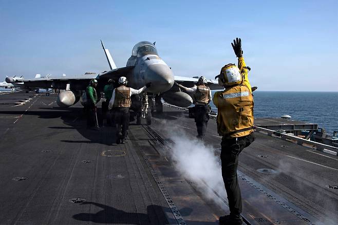 중동 지역 미군을 총괄하는 중부사령부가 12일(현지시간) 공개한 사진. 사진 속에선 니미츠급 항공모함 USS 에이브러햄 링컨(CVN 72)의 비행갑판에서 이륙 준비를 하는 제133 전자 공격 비행대대(VAQ 133) 소속 EA-18G 그롤러 전투기의 모습을 담고 있다. [AFP]