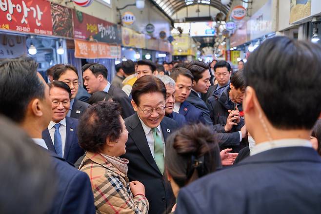 이재명 대통령이 13일 충북 청주시 서원구 사창시장을 찾아 상인 및 시민들과 인사를 하고 있다. [청와대 제공]