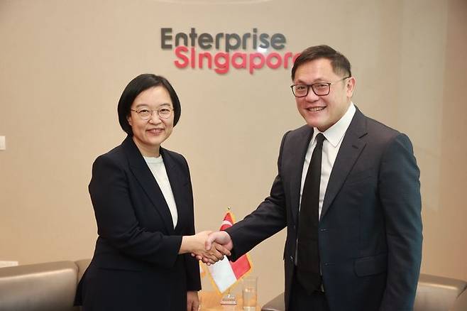 [서울=뉴시스]한성숙(왼쪽) 중소벤처기업부 장관과 리 추안 텍 싱가포르기업청 회장.(사진=중소벤처기업부 제공) 2026.03.03. photo@newsis.com *재판매 및 DB 금지