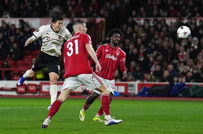 [노팅엄=AP/뉴시스] 미트윌란(덴마크)의 조규성(왼쪽)이 12일(현지 시간) 영국 노팅엄의 더 시티 그라운드에서 열린 2025-26 유럽축구연맹(UEFA) 유로파리그(UEL) 16강 1차전 노팅엄 포레스트와 경기 후반 35분 선제 결승 골을 넣고 있다. 미트윌란이 1-0으로 승리하며 2차전을 남겨뒀다. 2026.03.13.