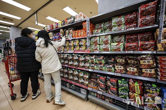 [서울=뉴시스] 정병혁 기자 = 서울시내 대형마트에 라면이 진열되어 있다. 2026.01.18. jhope@newsis.com