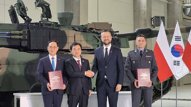 [서울=뉴시스] 정병혁 기자 = 안규백 국방부장관이 1일 폴란드 글리비체에서 열린 K2 전차 2차 이행계약 서명식에서 브와디스와프코시니악-카미슈 폴란드 부총리 겸 국방장관과 기념촬영을 하고 있다. 왼쪽부터 현대로템 이용배 사장, 안규백 국방부장관, 폴란드 국방장관, 아르투르 쿱텔 폴란드 군비청장. (사진=국방부 제공) 2025.08.01. photo@newsis.com *재판매 및 DB 금지