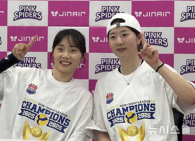 [서울=뉴시스]여자배구 도로공사 문정원과 강소휘. (사진=안경남 기자)