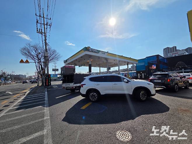 휘발유와 경유를 1700원대에 판매하는 경기 용인의 한 주유소를 찾은 차량들. 정성욱 기자