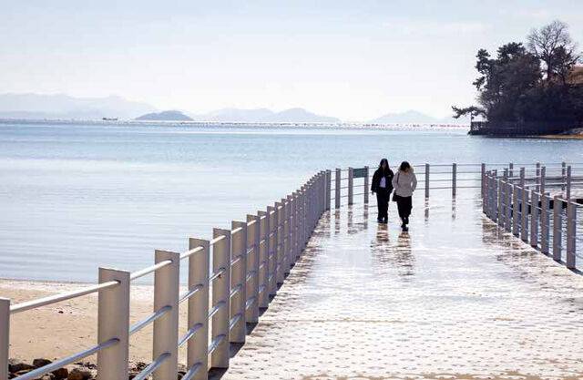 웅천친수공원 해수욕장과 장도를 잇는 진섬다리.