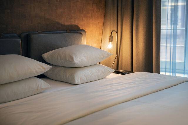 침대는 수면을 위한 공간으로만 사용하는 것이 바람직하다. 클립아트코리아