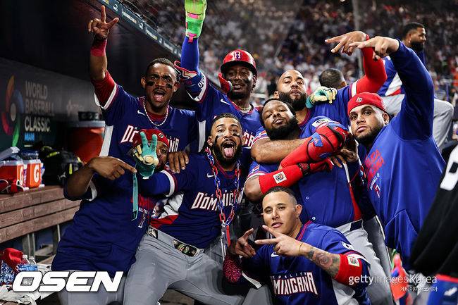 [사진] 페르난도 타티스 주니어가 홈런을 친 뒤 도미니카공화국 선수들이 기념 사진을 찍고 있다. ⓒGettyimages(무단전재 및 재배포 금지)