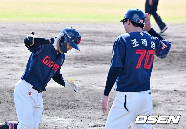 [OSEN=미야자키(일본), 지형준 기자] 3일 일본 미야자키현 아야초 니시키바루 야구장에서 SSG 랜더스와 롯데 자이언츠의 연습경기가 열렸다.전날 두 팀의 경기는 우천으로 취소됐다. 이날 SSG는 베니지아노, 롯데는 나균안을 선발로 내세웠다.5회초 롯데 황성빈이 솔로포를 날리고 조재영 코치와 세리머니를 하고 있다. 2026.03.03 /jpnews@osen.co.kr