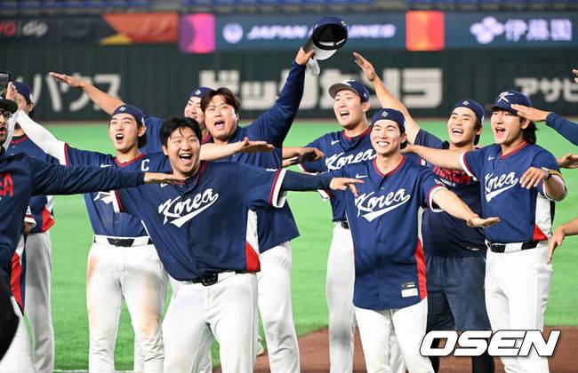 [OSEN=도쿄(일본), 손용호 기자] 도쿄의 기적이 나왔다. 한국 WBC 대표팀이 17년 만에 1라운드를 통과했다.&nbsp;한국은 9일 일본 도쿄돔에서 열린 ‘2026 월드베이스볼클래식(WBC)’ 1라운드 C조 호주와의 경기에서 로 승리를 거뒀다. 이로써 한국은 조별라운드 2승2패를 기록하면서 호주, 대만 등을 최소실점률로 제치면서 2009년 이후 17년 만에 1라운드를 통과했다. 이제 한국은 마이애미행 전세기를 탄다.경기 종료 후 한국 선수들이 비행기 세리머니를 하고 있다. 2026.03.09&nbsp;/spjj@osen.co.kr
