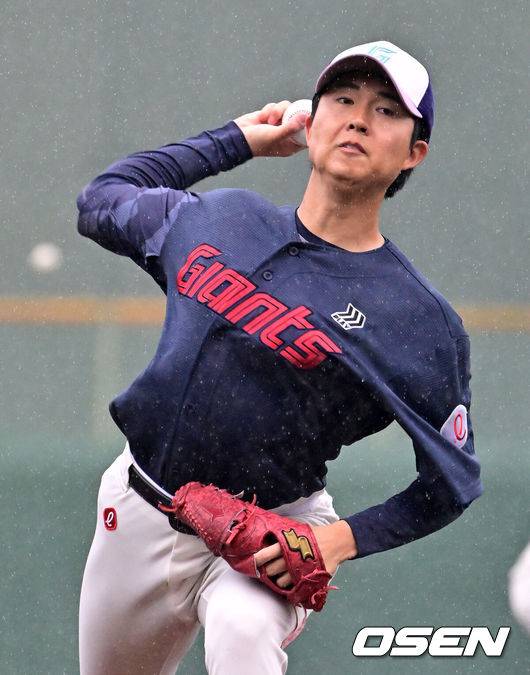 [OSEN=미야자키(일본), 지형준 기자] 26일 일본 미야자키 산마린 스타디움에서 두산 베어스와 롯데 자이언츠의 구춘대회 경기가 열렸다.두 팀의 맞대결은 롯데가 6-2로 앞선 3회말 악천후로 인해 노게임 선언됐다.&nbsp;2회말 롯데 쿄야마가 역투하고 있다. 2026.02.26 /jpnews@osen.co.kr