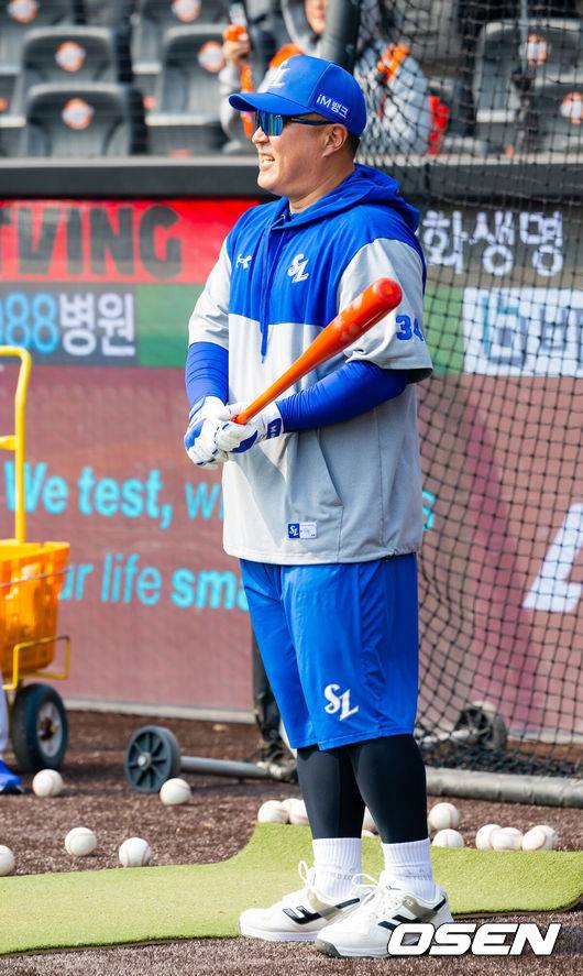 [OSEN=대전, 민경훈 기자] 12일 대전 한화생명볼파크에서 2026 신한 SOL KBO리그 시범경기 한화 이글스와 삼성 라이온즈의 경기가 열릴 예정인 가운데 경기 전 훈련이 진행됐다.시범경기는&nbsp;오늘(12일)부터&nbsp;오는 24일까지 진행되며, 각 팀이 12경기씩 치러 총 60경기가 펼쳐진다.경기 전 삼성 최형우가 타격연습을 하며 미소짓고 있다. 2026.03.12 /rumi@osen.co.kr