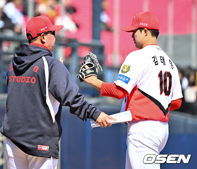 [OSEN=광주, 민경훈 기자] 13일 광주기아챔피언스필드에서 2026 신한 SOL KBO리그 시범경기 KIA 타이거즈와 SSG 랜더스의 경기가 열렸다.시범경기는 12일부터 오는 24일까지 진행되며, 각 팀이 12경기씩 치러 총 60경기가 펼쳐진다.KIA 선발 김태형이 1회초를 마친 후 덕아웃으로 들어오며 기뻐하고 있다. 2026.03.13 / rumi@osen.co.kr