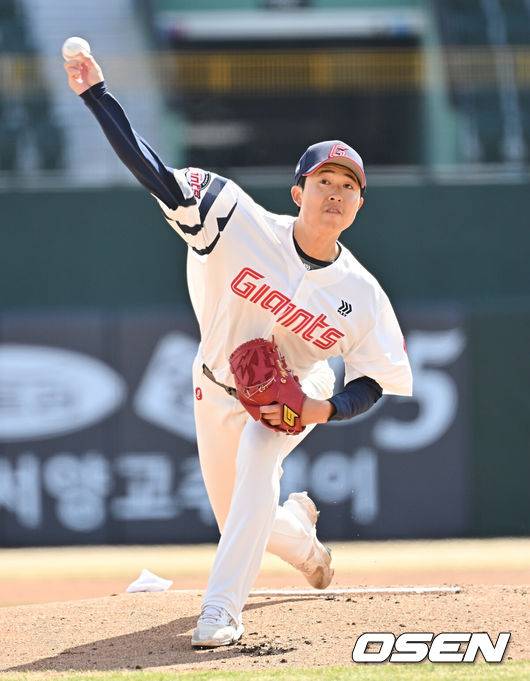 [OSEN=부산, 이석우 기자] 13일 부산 사직야구장에서 2026 신한 SOL KBO 리그 롯데 자이언츠와 KT 위즈의 시범경기가 열렸다. 홈팀 롯데는 쿄야마가 방문팀 KT는 보쉴리가 선발 출전했다.롯데 자이언츠 선발 투수 쿄야마가 역투하고 있다. 2026.03.13 / foto0307@osen.co.kr