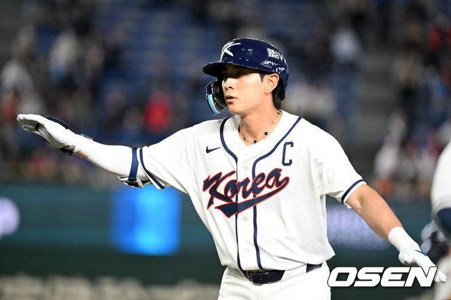 [OSEN=도쿄(일본), 손용호 기자] 5일 일본 도쿄돔에서 월드베이스볼클래식(WBC) 조별리그 C조 한국과 체코의 경기가&nbsp;열렸다.한국은 소형준, 체코는 다니엘 파디샥을 선발투수로 내세웠다.2006년 4강, 2009년 준우승을 차지한 경험이 있는 한국은 이후 3개 대회(2013년, 2017년, 2023년)에서 모두 8강 토너먼트 진출에 실패했다. 이번 대회에서는 17년 만에 본선 토너먼트 진출을 노린다.1회말 1사 1루에서 한국 이정후가 우전 안타를 치고 환호하고 있다. 2026.03.05&nbsp;/spjj@osen.co.kr