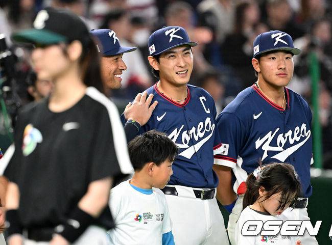 [OSEN=도쿄(일본), 손용호 기자] 7일 일본 도쿄돔에서 2026 월드베이스볼클래식(WBC) 조별리그 C조 대한민국과 일본의 경기가&nbsp;열렸다.한국은 잠수함 고영표, 일본은 좌완 기쿠치 유세이를 선발로 내세웠다. WBC에서 2006년 4강, 2009년 준우승을 차지한 한국은 이후 3개 대회(2013년, 2017년, 2023년)에서 연달아 1라운드를 통과하지 못하고 있다. 이번 대회에서는 8강 토너먼트 복귀를 목표로 대회에 임하고 있다. 지난 5일 체코와의 첫 경기에서는 11-4로 대승을 거두며 좋은 출발을 했다.&nbsp;경기에 앞서 한국 저마이 존스, 이정후, 안현민이 이야기를 나누고 있다. 2026.03.07&nbsp;/spjj@osen.co.kr