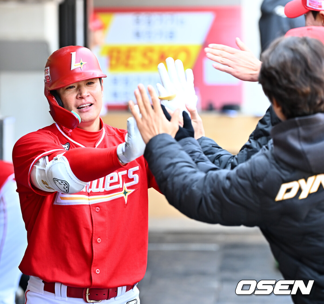 [OSEN=광주, 민경훈 기자] 13일 광주기아챔피언스필드에서 2026 신한 SOL KBO리그 시범경기 KIA 타이거즈와 SSG 랜더스의 경기가 열렸다.시범경기는 오늘(12일)부터 오는 24일까지 진행되며, 각 팀이 12경기씩 치러 총 60경기가 펼쳐진다.2회초 SSG 선두타자로 나온 김재환이 우월 솔로 홈런을 때린 후 덕아웃에서 하이파이브를 하고 있다. 2026.03.13 / rumi@osen.co.kr