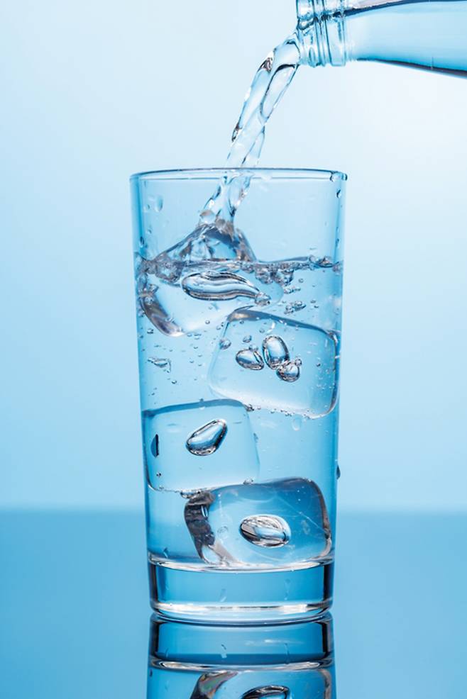 동일 생산시설에서 병입된 생수가 브랜드별 라벨을 달고 유통되는 OEM 구조는 국내 생수 시장에서 흔히 나타난다. 가격 차이가 생활비 부담으로 이어질 수 있다는 분석도 나온다. 게티이미지