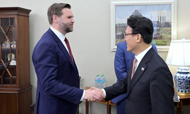 김민석 국무총리가 12일(현지시간) 워싱턴DC 백악관에서 JD 밴스 미국 부통령과 회담 전 악수하고 있다. 주미한국대사관 제공