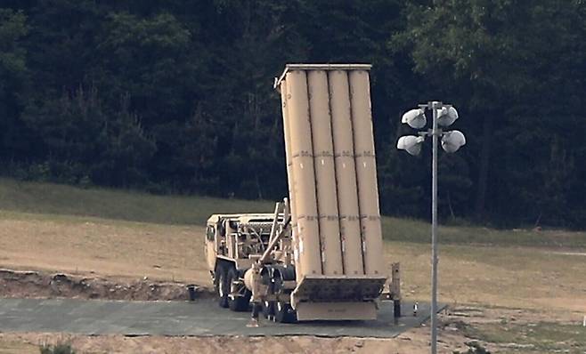 미군 사드(THAAD·고고도미사일방어체계) 발사대가 하늘을 향한 채 서 있다. 세계일보 자료사진