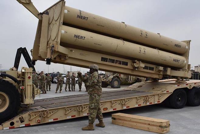 주한미군 장병들이&nbsp;평택 미군기지(캠프 험프리스)에서 비활성화탄을 사드(THAAD·고고도미사일방어체계) 발사대에 장착하는 훈련을 하고 있다. 세계일보 자료사진