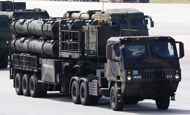 한국군 장거리지대공유도무기(L-SAM) 발사차량이 이동하고 있다. 세계일보 자료사진
