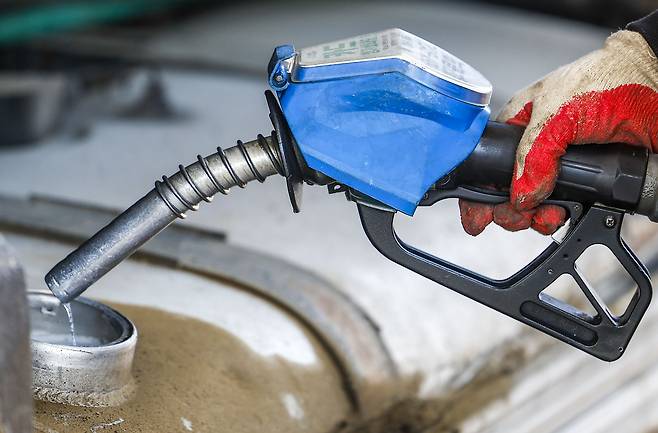 30년 만에 석유 최고가격제가 시행된 13일 서울시내 한 주유소에서 시민들이 주유를 하고 있다. 뉴시스